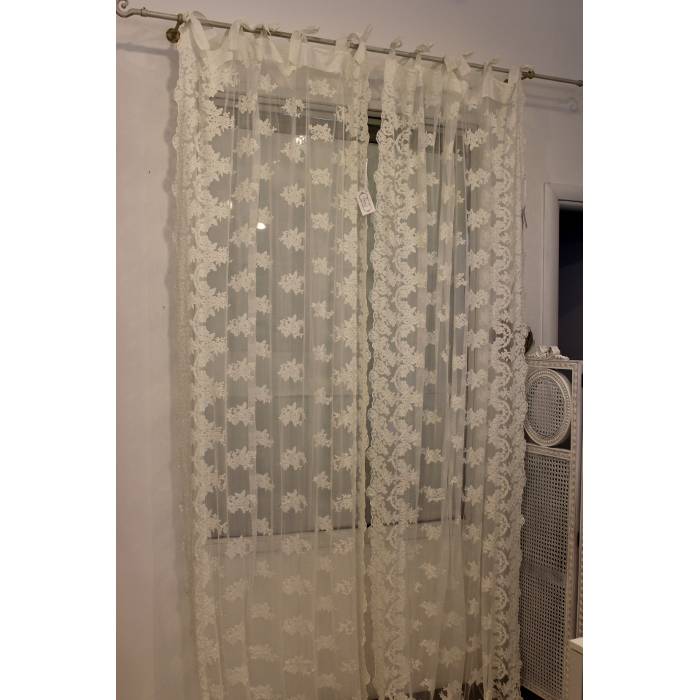Tenda shabby chic in pizzo Versailles di Chez Moi, colore naturale, misura 135x300 cm. Vista frontale